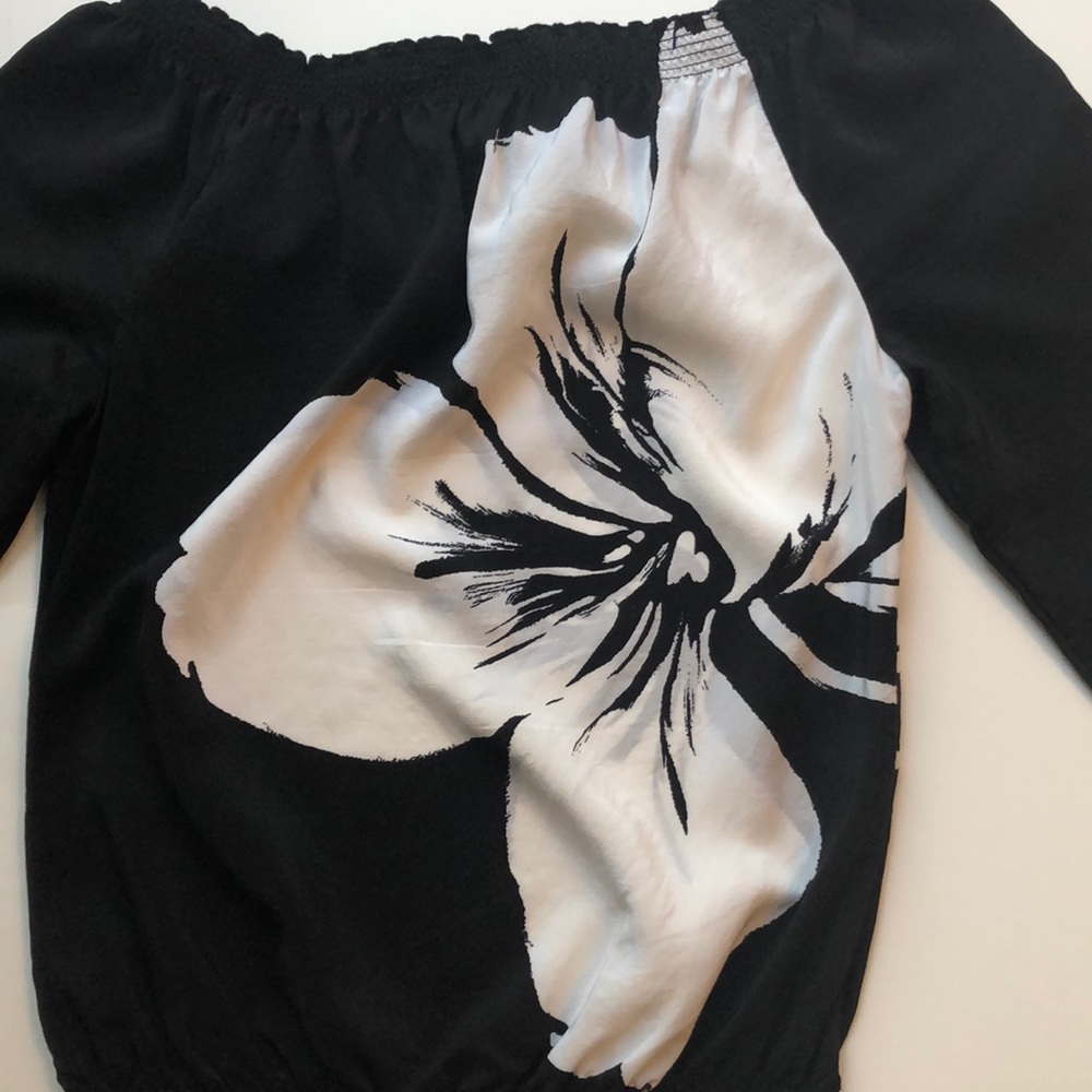 Pre owned White House Black Market Silk Blouse. XS - Picture 5 of 6